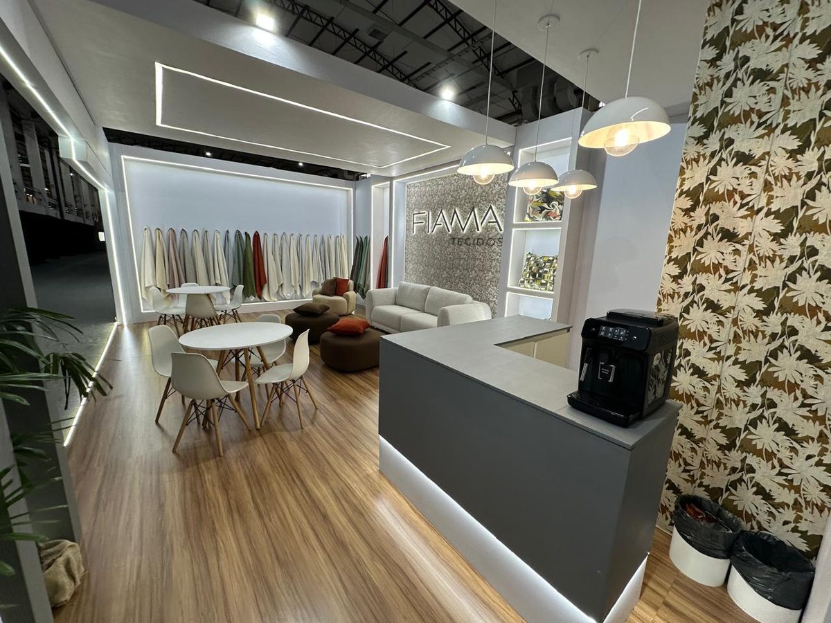 Detalhe de recepção e acabamento premium em stand FIMMA