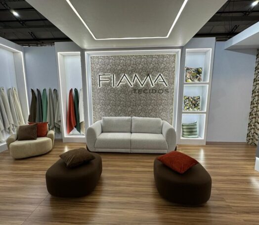 Lounge premium em stand FIMMA com iluminação e mobiliário