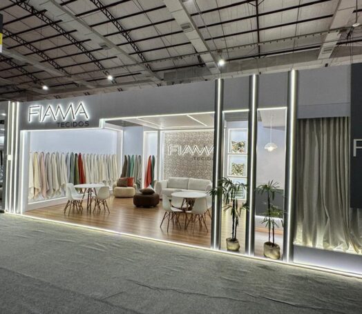 Stand FIMMA com fachada iluminada e ambientação premium