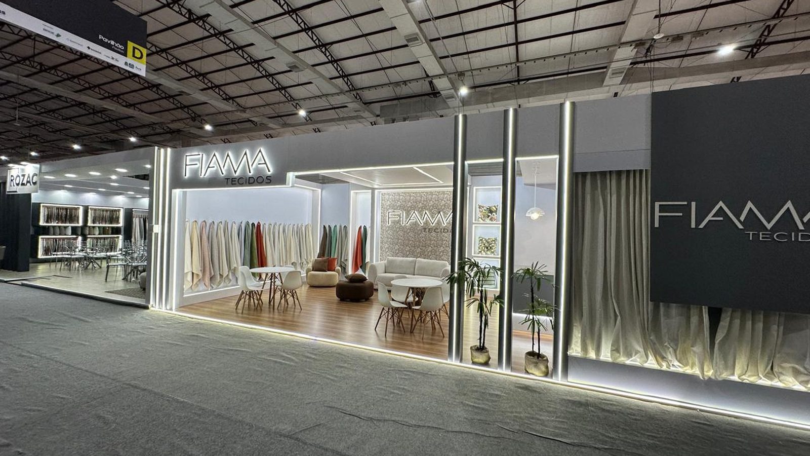 Stand FIMMA com fachada iluminada e ambientação premium