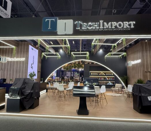 Stand TecImport com arco iluminado e área de atendimento