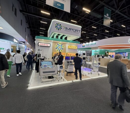 Stand de feira com equipamentos e circulação de visitantes