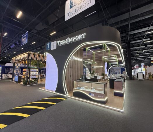 Fachada iluminada de stand TecImport
